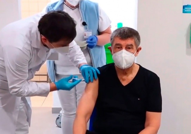 Премьер Чехии получил вторую дозу вакцины от коронавируса