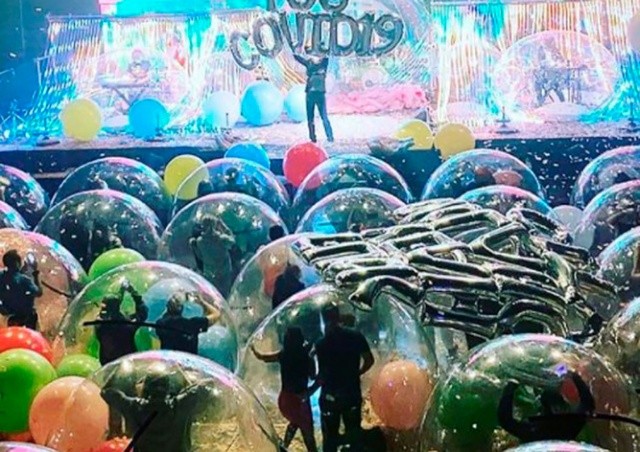 На концерте The Flaming Lips зрителей поместили в изоляционные пузыри