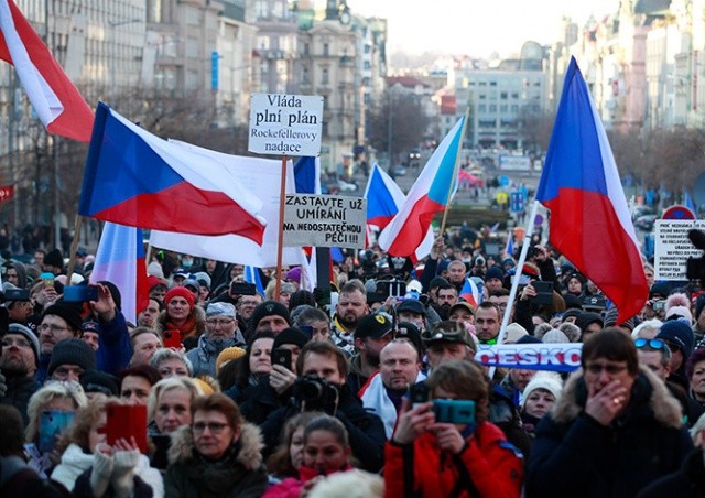 В центре Праги протестовали против карантинных мер: видео