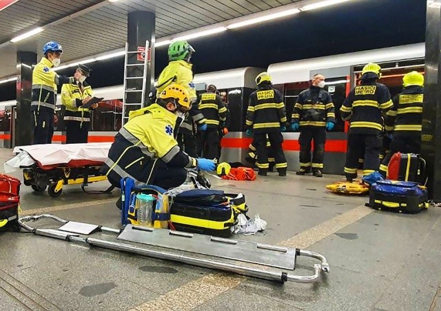 Человек попал под поезд в метро Праги