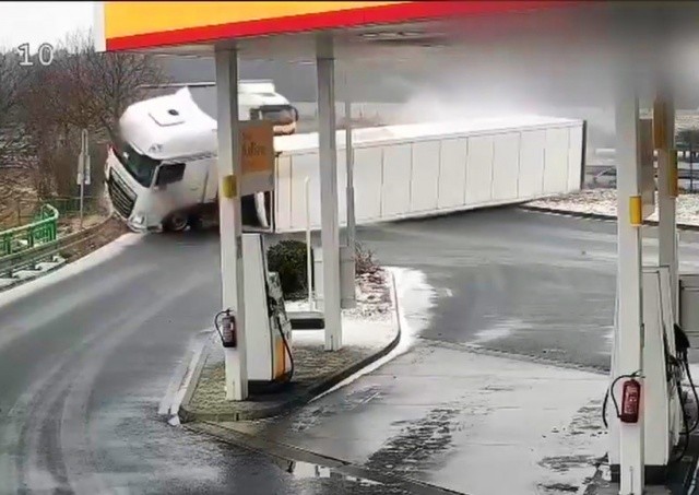 На автомагистрали в Чехии перевернулась фура: видео
