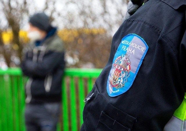В Праге русскоязычный «музыкант» обматерил полицию за помощь: видео