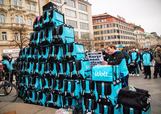 В центре Праги протестовали курьеры Wolt