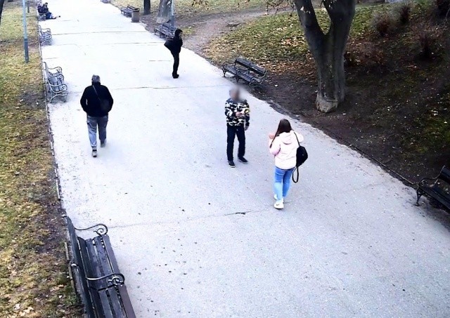Иностранец нападал на прохожих в центре Праги: видео