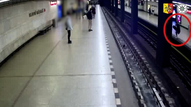 В метро Праги неизвестный столкнул пассажира на рельсы: видео