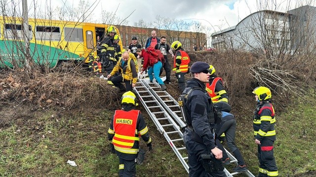 В Праге поезд столкнулся с экскаватором
