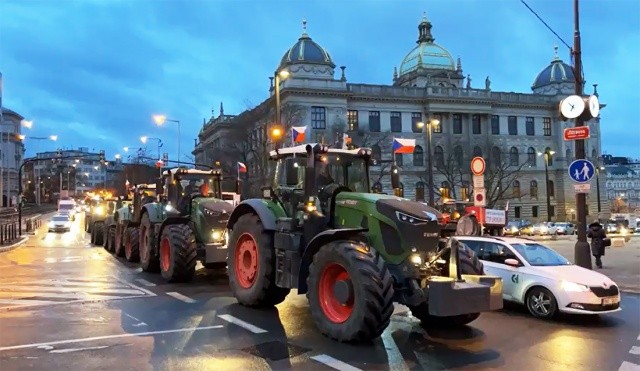 В Прагу на сотнях тракторов прибыли протестующие фермеры. Они осложнили движение транспорта