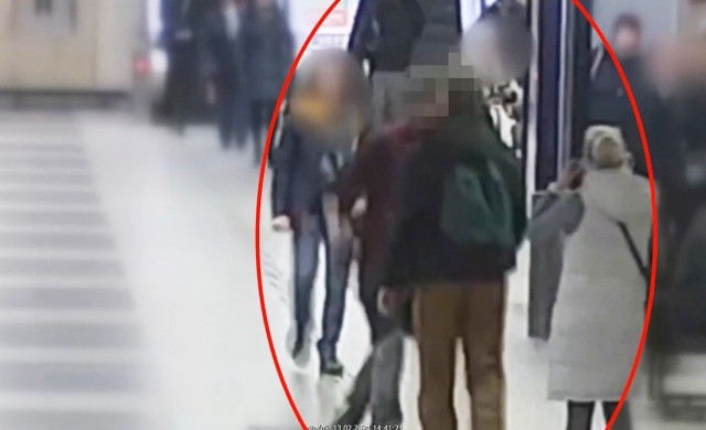 Тотальный неадекват приставал к пассажирам в метро Праги: видео