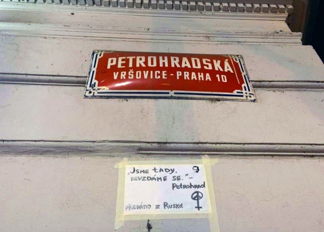 Активистки расклеили на «российских» улицах Праги послания в память о Навальном