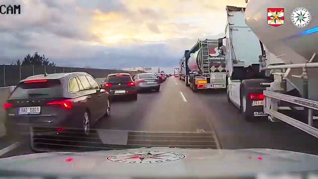 В Чехии полицейские помогли доставить младенца в больницу: видео