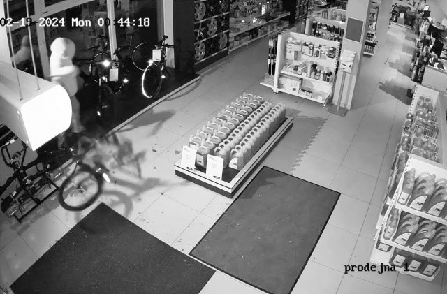 Топорная кража велосипедов из магазина в Чехии попала на видео