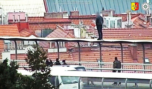 В Праге полицейские предотвратили два самоубийства: видео