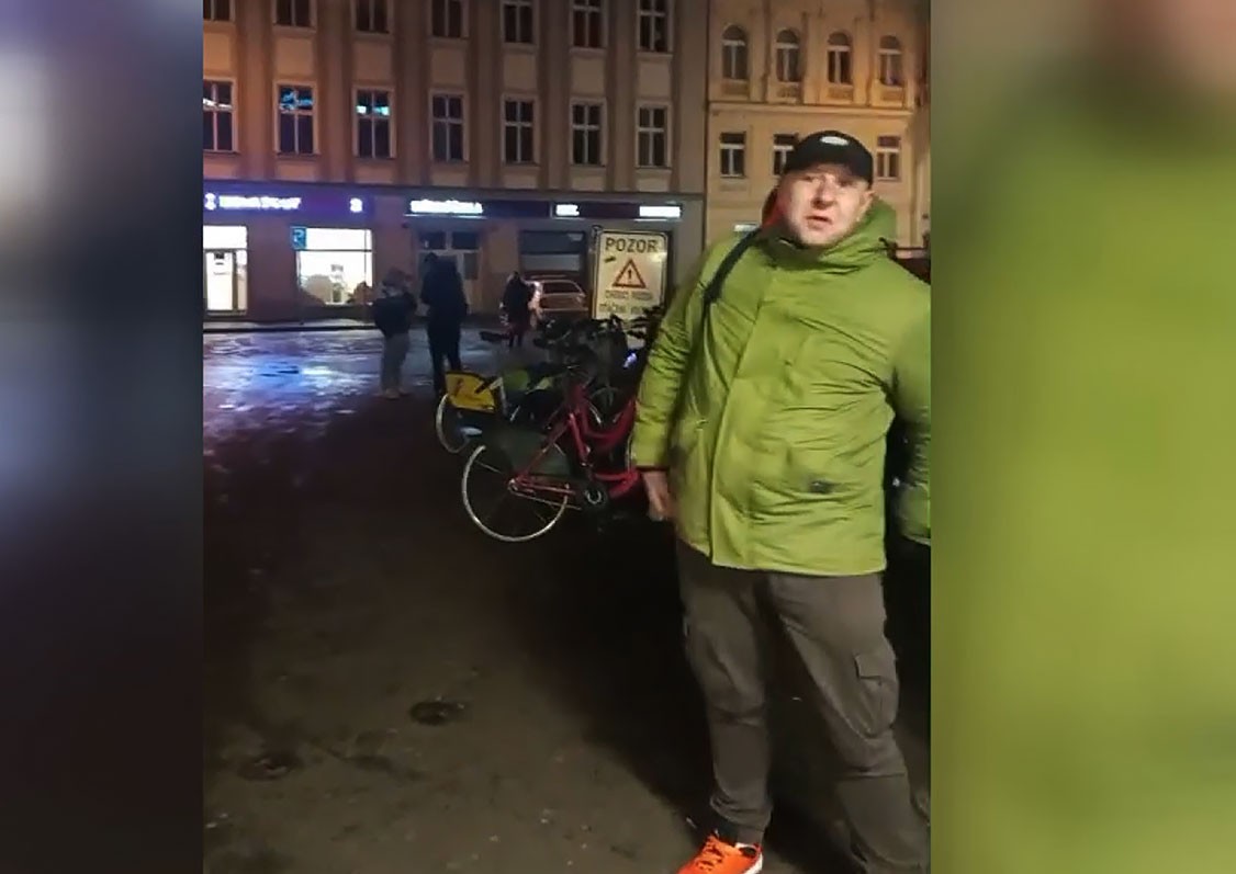 В Праге задержали иностранца, сломавшего челюсть незнакомцу из-за сигареты: видео