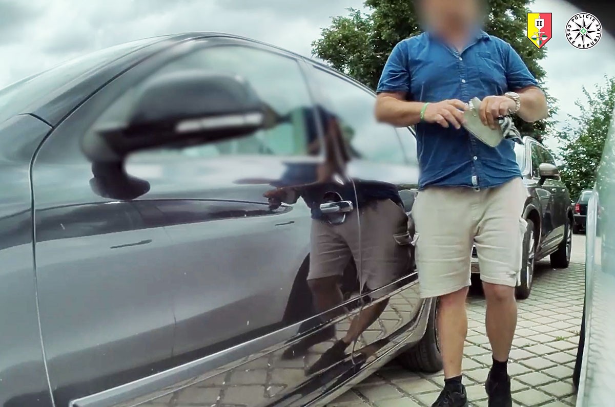В Праге вор деликатно вскрывал автомобили: видео 
