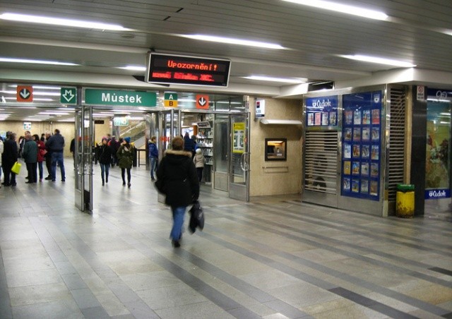 В пражском метро начали продавать респираторы