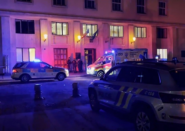 Перед зданием Минздрава в Праге нашли труп мужчины и пистолет