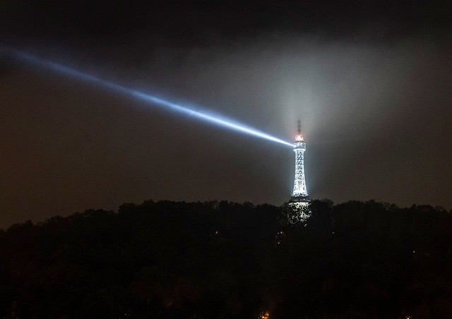 Подсветку Петршинской башни погасят в память о жертвах COVID-19