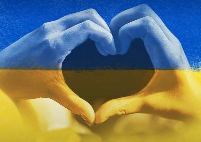До слез: 4-летняя девочка из Праги отправила свои сбережения Украине