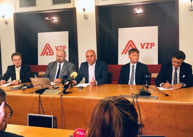 Главе VZP «по-тихому» повысили зарплату. Теперь она больше, чем у президента Чехии