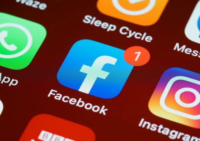 В работе Facebook и Instagram произошел масштабный сбой