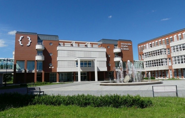 Полиция эвакуировала студентов из университета в Градце-Кралове