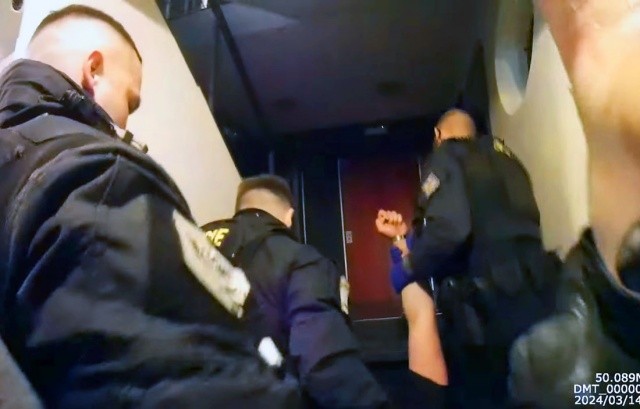 В Праге полицейские дважды за вечер спасли иностранца: видео