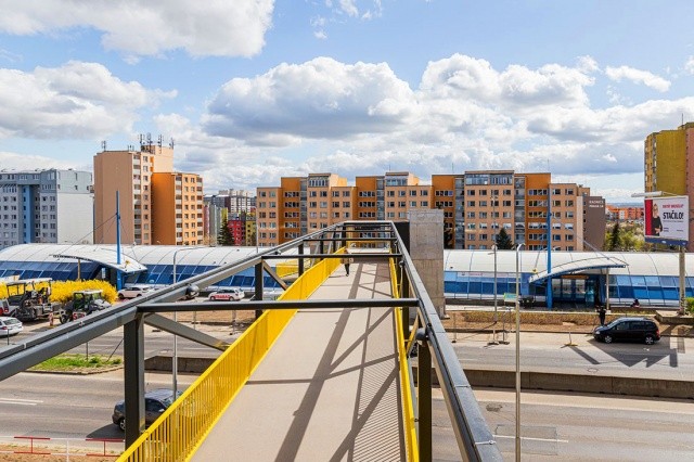 Пешеходный мост связал метро и железнодорожную станцию Rajská zahrada