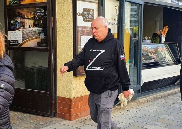 В Чехии бывший политик разгуливал по центру города в Z-толстовке 