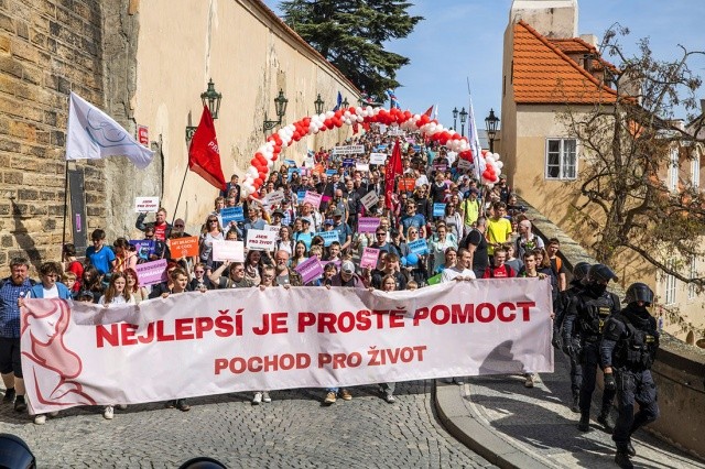 В центре Праги сошлись сторонники и противники абортов. Вмешалась полиция