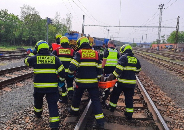 В Праге поезд столкнулся с экскаватором