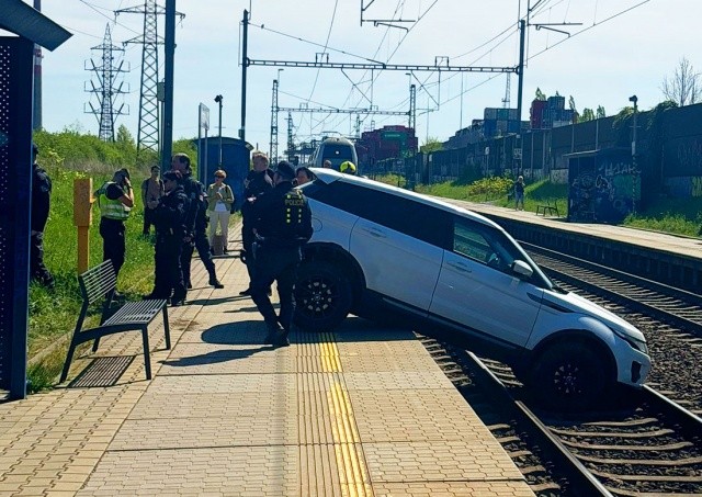В Праге скатившийся на пути Range Rover нарушил движение поездов