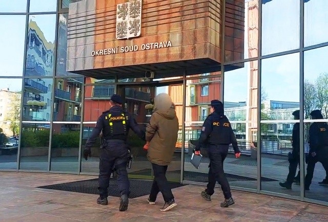 В Чехии агрессор со всей силы толкал людей на улице. Пенсионерка упала на трамвайные пути