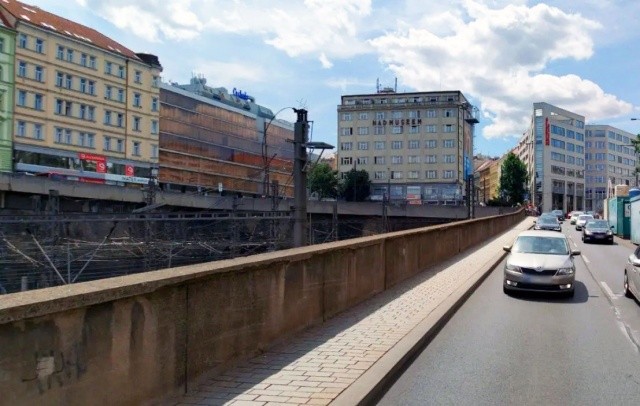 В Праге мужчина упал со стены возле Главного вокзала