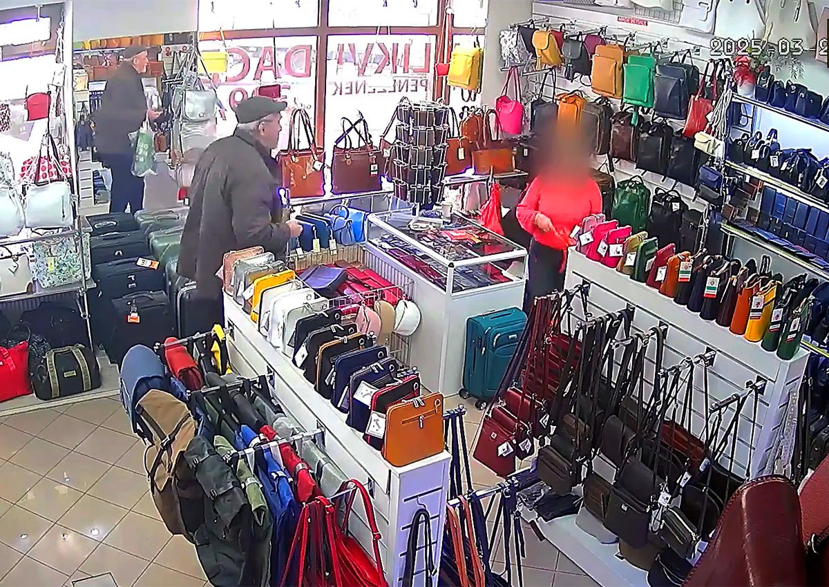 В Праге недовольный клиент выбил зубы продавщице: видео