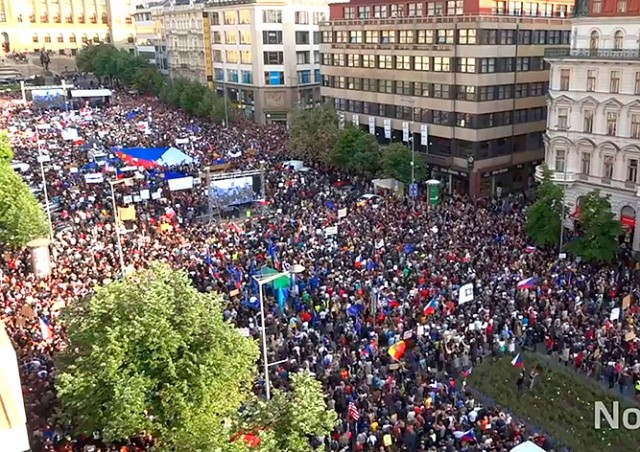Жители Праги вновь вышли на митинг против министра юстиции