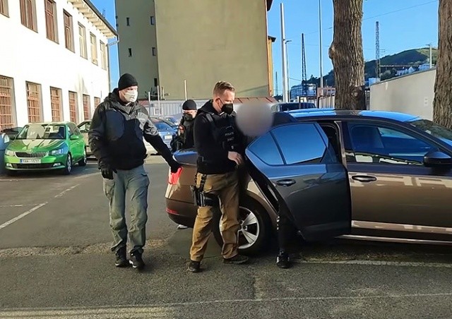 Грабитель пражского банка задержан: видео
