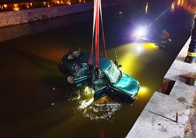 В центре Праги водолазы спасли водителя из затопленного автомобиля: видео