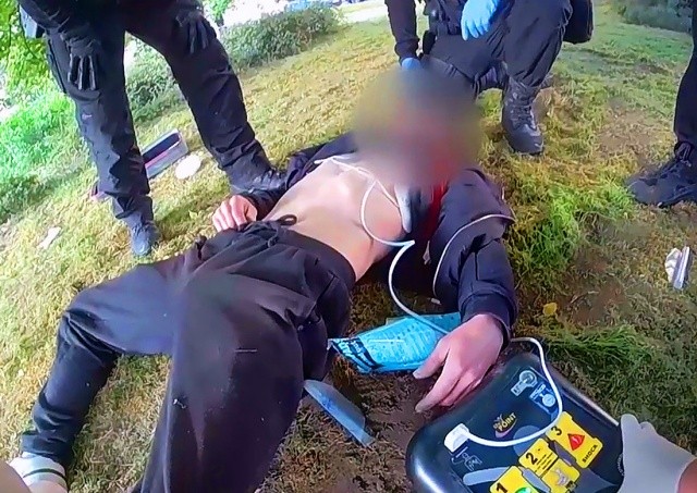 В Праге полицейские успели вытащить из петли самоубийцу: тяжелое видео
