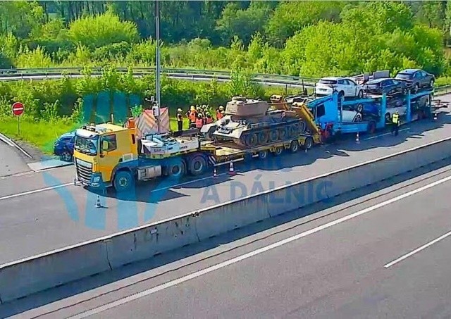 Появилось видео ДТП в Чехии, когда легковушку раздавило между двумя фурами