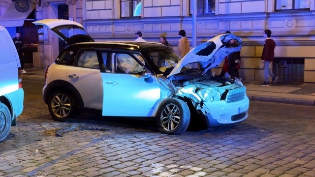 В центре Праги пьяная дама села за руль и протаранила припаркованные авто: видео