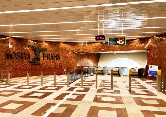Барельеф «Москва-Прага» в пражском метро дополнят табличкой о советской оккупации