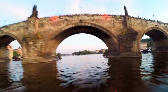 В среду под Карловым мостом Праги пролетит парашютист: видео
