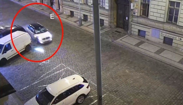 Полиция Праги показала видео ДТП с дамой, протаранившей припаркованные авто