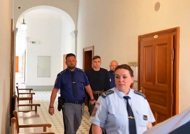 Дело молодого украинца-насильника в Чехии вызвало бурю ненависти в соцсетях. Полиция обвинила 15 комментаторов