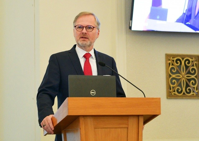 Премьер Чехии: украинские беженцы делают нашу страну богаче