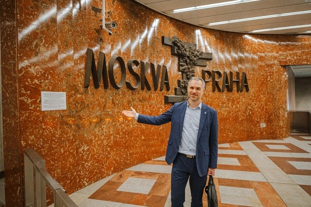 Барельеф «Москва-Прага» на станции Anděl дополнили табличкой о советской оккупации