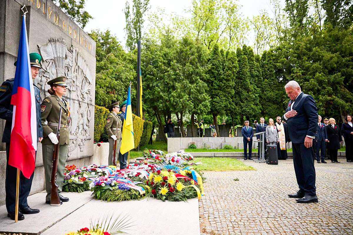Посольство Украины и ведущие политики Чехии почтили память украинцев и чехов, павших в 1945 году