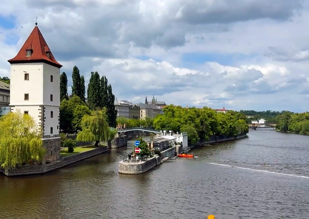 Из реки в центре Праги выловили труп человека