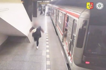 Очевидцы спасли жизнь пассажирке в метро Праги: видео