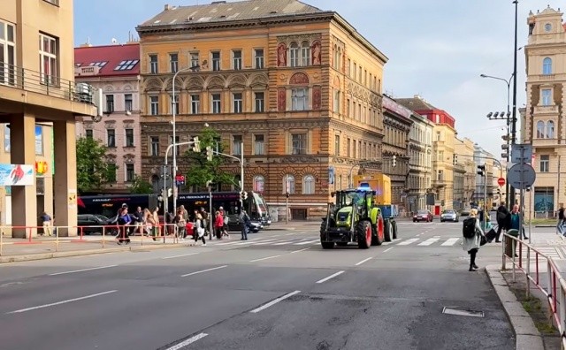 В центре Праги заметили уникальный трактор со спецсигналами: видео